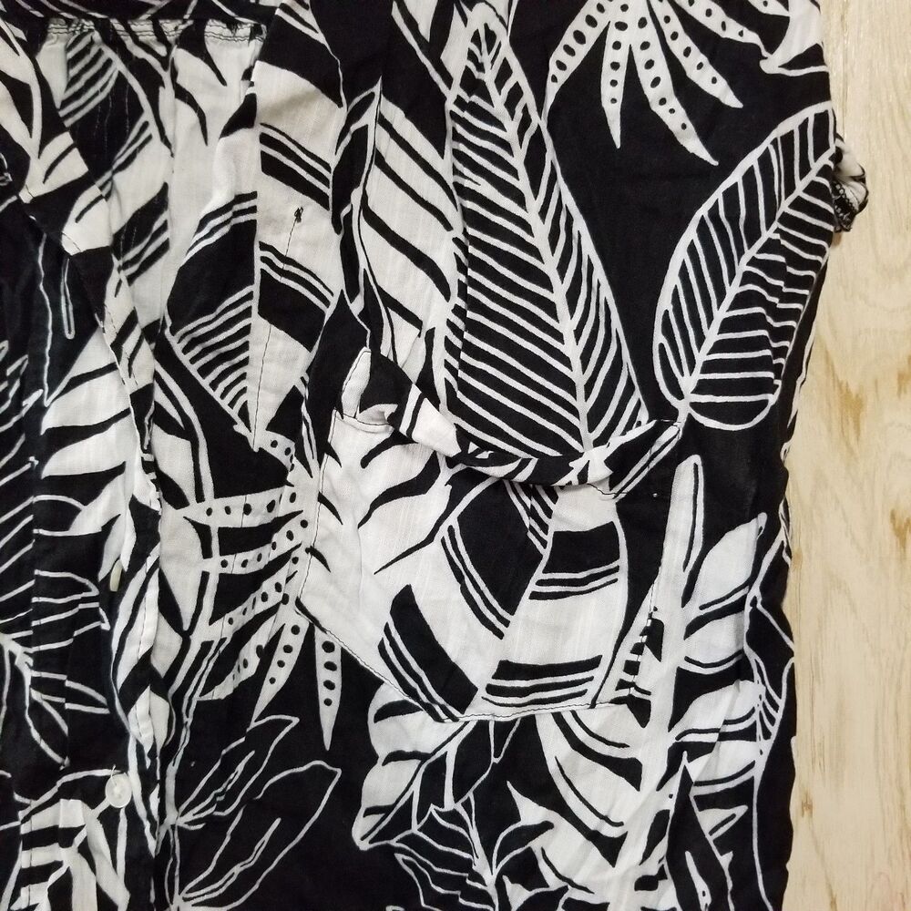 Old Navy Black & White Topical button down blouse M - Picture 3 of 4